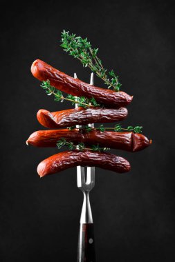 Çatallı geleneksel Bavyera sosisleri. Sosisli ızgara et. Siyah bir arkaplanda.