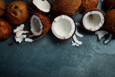 Taze olgun ve yarım hindistan cevizi seti ya da koleksiyonu. Üst Manzara. Taş zeminde.