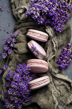 Lavantalı badem kurabiyesi. Bir demet lavanta ve tatlı hamur işi. Üst görünüm.
