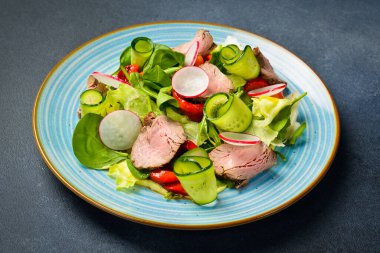 Dana eti, ıspanak ve turplu salata. Kapat..