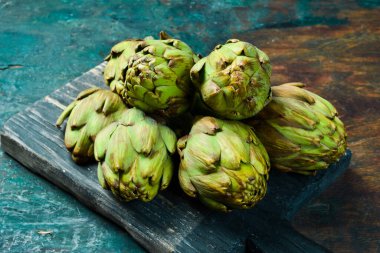 Taze enginarlar. Yan görüş. Sağlıklı yemek..