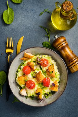 Tavuk fileto ve kiraz domatesli risotto. Tabakta. Restoran yemeği. Kapat..