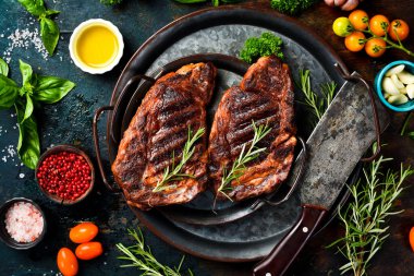 Biftek. Biberiyeli ızgara biftek ve metal tabakta baharat. Üst görünüm.