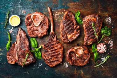 Biftek geçmişi. Izgara Biftek Türü: Ribeye, Tomahawk, T-bone ve Ossobuco. Üst görünüm, kapat.