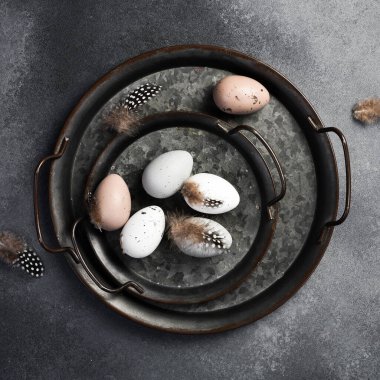 Metal tepside taze tavuk yumurtası. Paskalya hazırlığı. Üst görünüm.