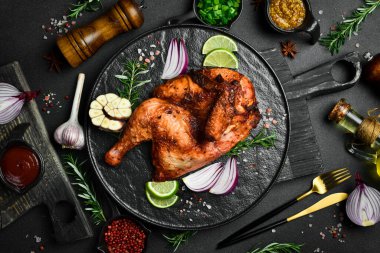 Siyah taş tabakta fırında tavuk ya da biberiye, limon ve baharatla hindi. Geleneksel şenlik yemeği.