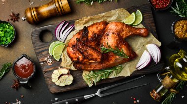 Biberiyeli ızgara tavuk ve ahşap bir tahtada baharatlar. Geleneksel şenlik yemeği.