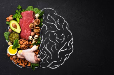 Et, balık, fındık, taze sebze ve bitkiler hafıza ve beyin fonksiyonlarını geliştirmek için kullanılan ürünlerdir. Beyin tahtaya tebeşirle çizilir. Sağlıklı yemek..