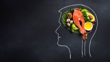 Beyin fonksiyonları, hafıza ve akıl sağlığı için sağlıklı besinler. Beynin kara tahtaya çizimi, üst görünüm