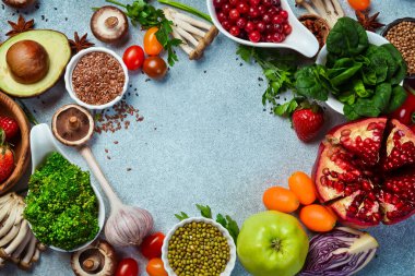 Gri arka planda sağlıklı yiyecek seçimi. Detoks ve temiz diyet konsepti. Süper yiyecek, balık ve meyve. Beton bir arka planda.