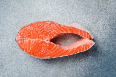 Çiğ somon bifteği. Gri beton arkaplanı kapatın. Üst görünüm.