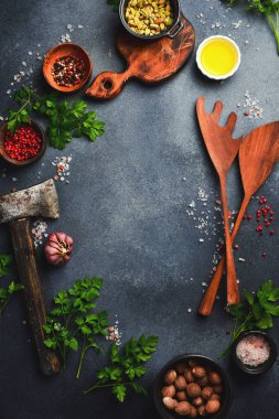Siyah yemek geçmişi. Siyah arka planda sebzeler ve baharatlar. Üst Manzara. Metnin için boş yer.