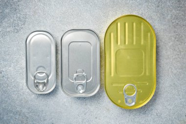 Açılmamış konserve kutularının üst görüntüsü: lahanalar, balıklar ve deniz ürünleri. Yiyecek stokları.