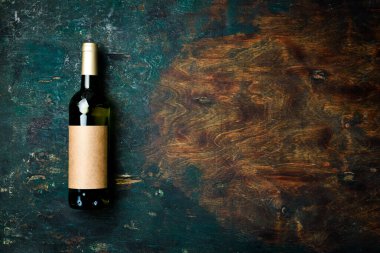 Masadaki şişede beyaz şarap, mesaj için boş yer. Şişe içinde yıllanmış şarap. Üst görünüm.