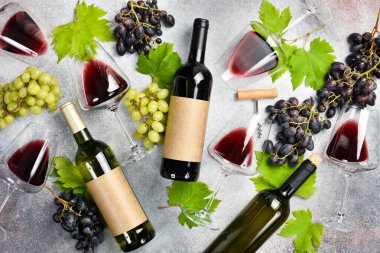 Şişe şarap, üzüm, bardak, tirbuşon ve mantar. Üst görünüm.