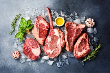 Baharatlı ızgara için çiğ Prime Angus bifteği: Tomahawk biftek, Ribeye, T-bone ve Ossobuco bifteği. Barbekü bifteği çeşitleri.