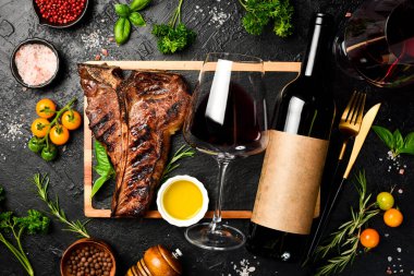Şişe şarap ve biftek bifteği. Siyah Angus bifteği ve yıllanmış şarap. Üst görünüm.