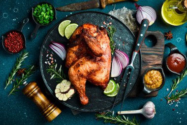 Siyah taş tabakta fırında tavuk ya da biberiye, limon ve baharatla hindi. Geleneksel şenlik yemeği.