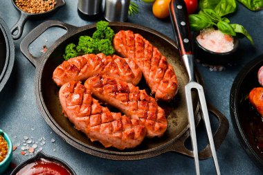 Kızarmış tavuk sosisi. Gri taştan bir arka planda. Üst görünüm.