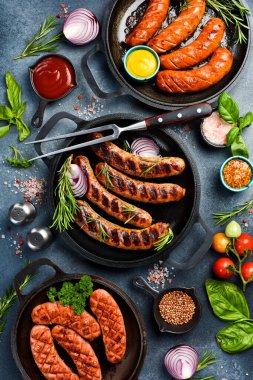 Izgara ya da barbekü için sosisli pankart. Üst Manzara. Gri bir arkaplanda.