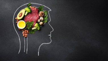 Beyin fonksiyonları, hafıza ve akıl sağlığı için sağlıklı besinler. Beynin kara tahtaya çizimi, üst görünüm