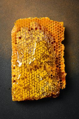 Balmumu bal peteğinden yapılmış arka plan organik bal ile dolu. Makro fotoğraf.