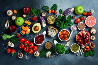 Maddeleri yeme sağlıklı: taze sebze, meyve ve superfood. Beslenme, diyet, vegan gıda kavramı