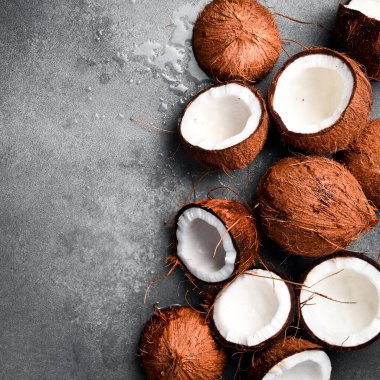 Taze olgun ve yarım hindistan cevizi seti ya da koleksiyonu. Üst Manzara. Taş zeminde.