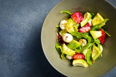 Somonlu salata, avokado, ıspanak ve mozzarella peyniri. Kapat..