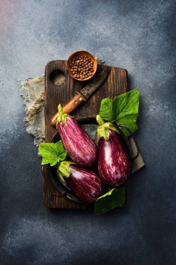 Organik taze patlıcan. Mor patlıcanlara yakın çekim. Üst Manzara. Gri beton arka planda.