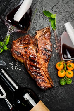 Şişe şarap ve biftek bifteği. Siyah Angus bifteği ve yıllanmış şarap. Üst görünüm.