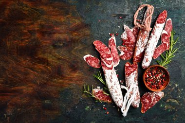 Biberiyeli salam sosisi. Fuets Katalan kuru sosisleri. Üst görünüm.