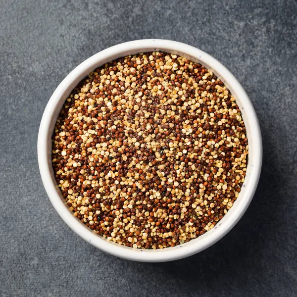 Kino gevreğini bir kaseye koy. Koyu beton bir arka planda.