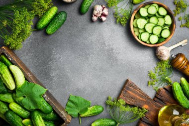 Masadaki taze organik çiftlik hıyarlarının geçmişi. Metin için boş alan. Üst görünüm.