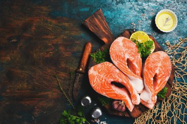 Baharatlı ve limonlu çiğ somon bifteği. Üst görünüm.