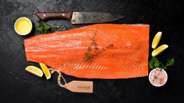 Taze çiğ somon ya da alabalık filetosu. Üst görünüm.