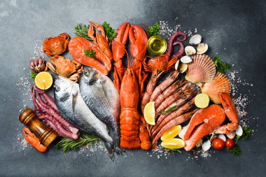 Istakoz, taze balık ve deniz ürünleri pazarda kayrak taşı arka planda. Üst görünüm.