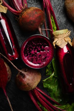 Cam kavanozda taze pancar suyu. Yeşil yapraklı taze pancar kökü. Sağlıklı beslenme. Üst Manzara. Yiyecek konsepti.