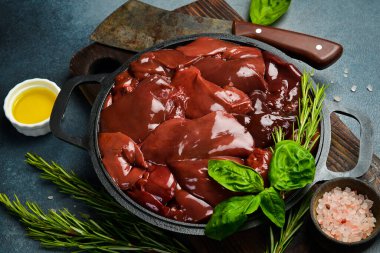 Kızartma tavasında çiğ tavuk ciğeri, pişirilmeye hazır. Yan görünüm, yakın plan.