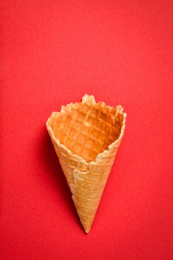 Kırmızı arka planda dondurma için gözleme fincanı. Üst görünüm.