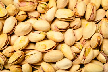 Tuzlu ve kavrulmuş şam fıstığının dokusu. Fındıklara yakın çekim, üst görünüm.