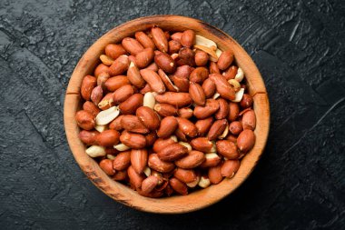 Tahta bir kasede kabuklu fıstık. Fındık yakın çekim