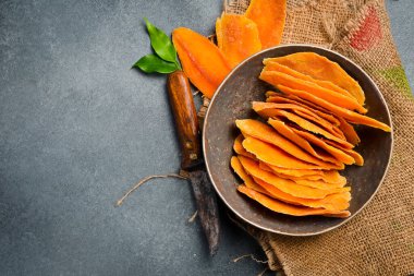 Kase içinde çiğ organik kurutulmuş mango. süper yiyecek ve sağlıklı yiyecek konsepti.