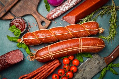 Salam, sosis ve abur cubur çeşitleri. Üst görünüm.