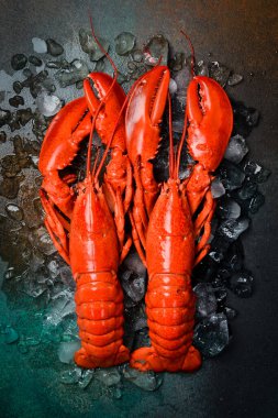 İki büyük pişmiş ıstakoz. Dikey fotoğraf, üst görünüm.