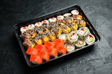 Suşi, makarna, balık, havyar, peynir ve avokado. Yakın plan..