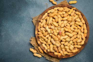 Kabuğunda fıstık olan ahşap bir kase. Fındık Yakın plan.