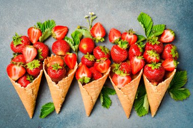 Olgun çilekler ve waffle fincanları. Çilekli dondurma konsepti. Üst görünüm.