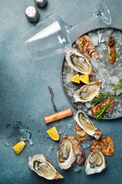 Taze istiridye ve köpüklü şarap. Sağlıklı deniz ürünleri. Üst Manzara. Metin için boş alan.
