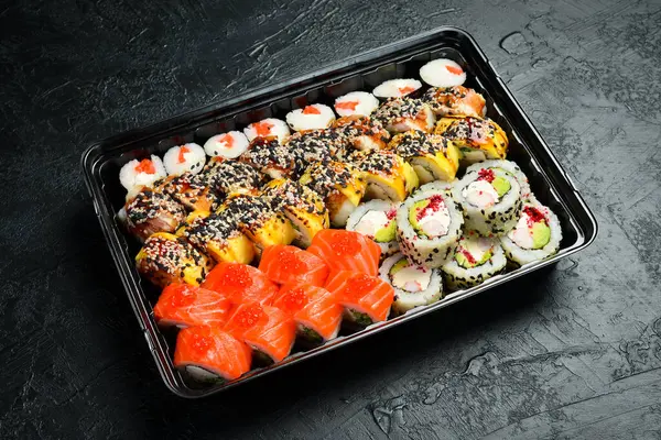 Suşi, makarna, balık, havyar, peynir ve avokado. Yakın plan..